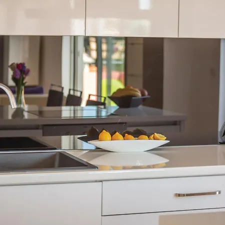 Lovely In With Kitchenette Apartment *