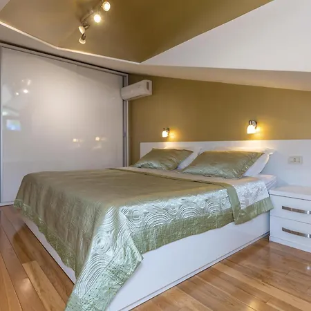 Apartment Lovely In With Kitchenette Makarska